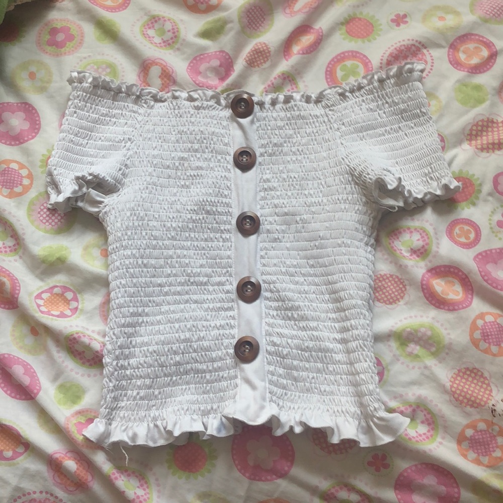 white buttoned shoulder shirt